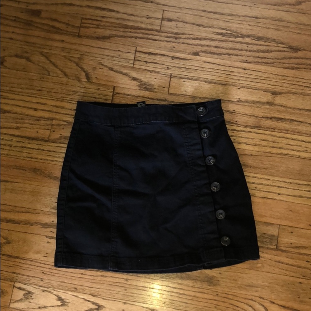 BLACK SKIRT WITH BUTTONS